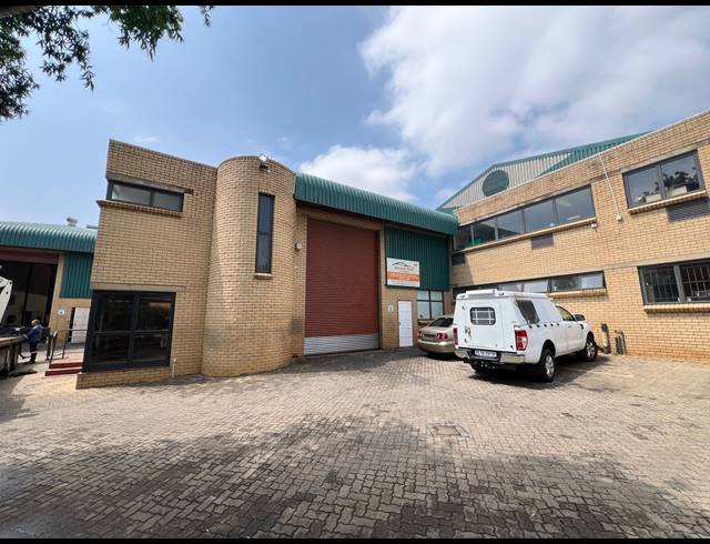 544M² WAREHOUSE TO LET IN ROOIHUISKRAAL